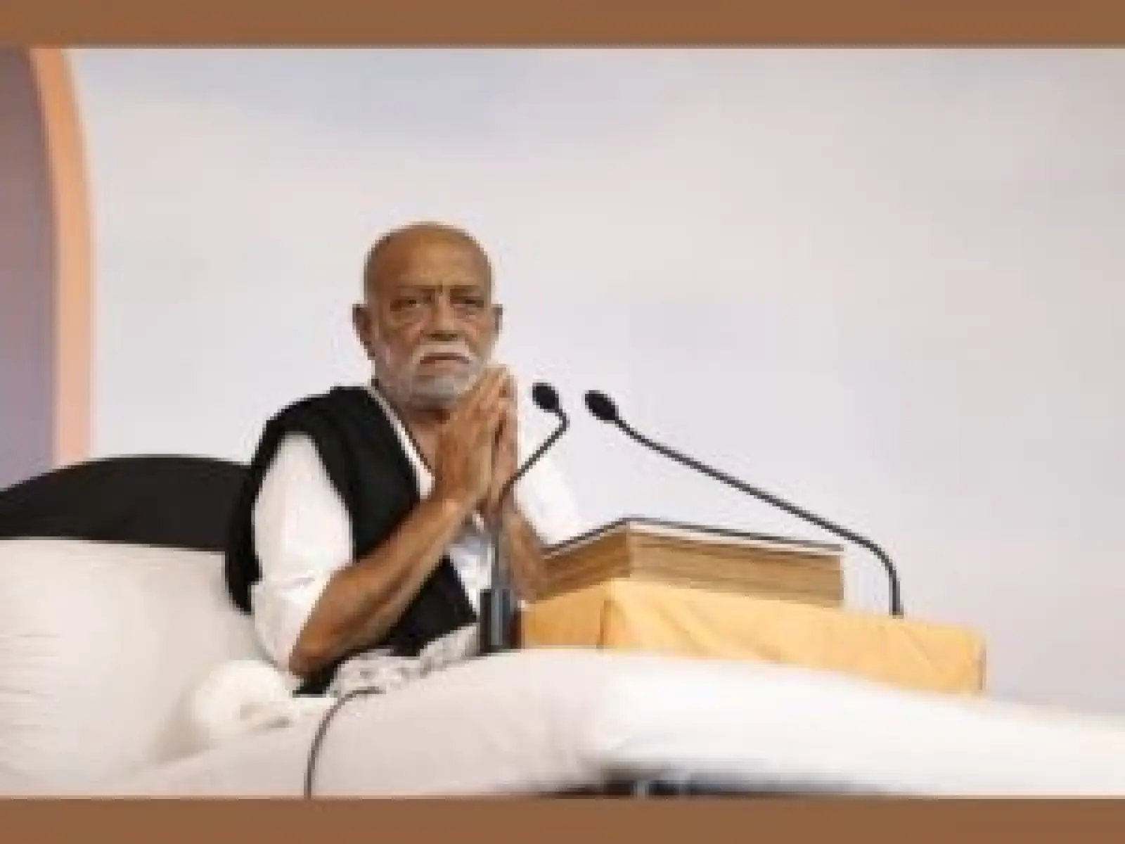 Morari Bapu’s tributes and assistance to soldiers martyred in Jammu and Unnao bus accident victims