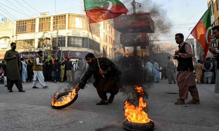 PTI supporters protest before the start of the long march: raided the home minister's house