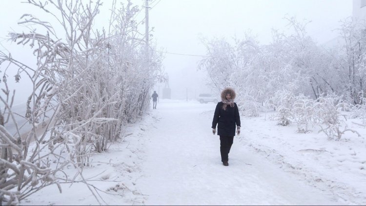 Life in -40 degree temperature in Yakutsk, Russia, people drink water by heating ice