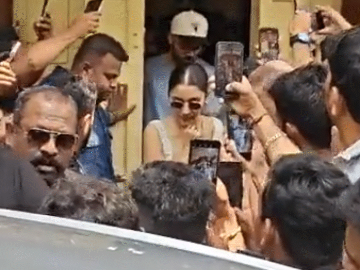 Anushka-Kohli stuck between fans: Fans wanted to take a selfie with Anushka in Bengaluru