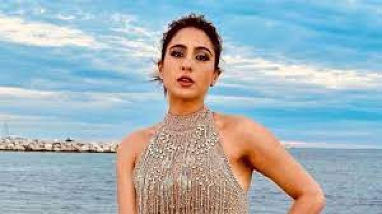 Sara Ali Khan returned to India in this style from 'Cannes', the actress started running at the airport after giving selfie to the fan