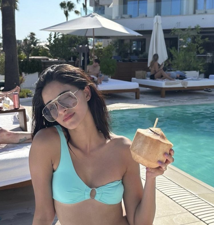 Ananya Panday flaunts toned figure in blue bikini, Suhana Khan's comment on hot photos draws attention