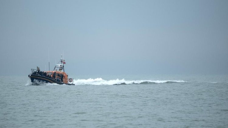 Paris: Boat overturned while crossing the English Channel, one person died; More than 50 people were rescued