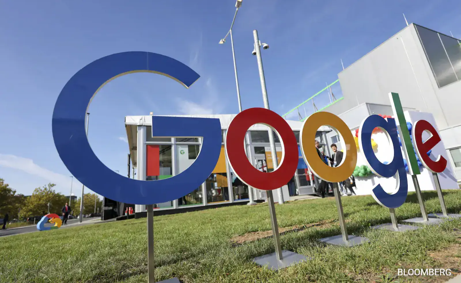 Google is laying off employees; Hundreds of workers from various teams