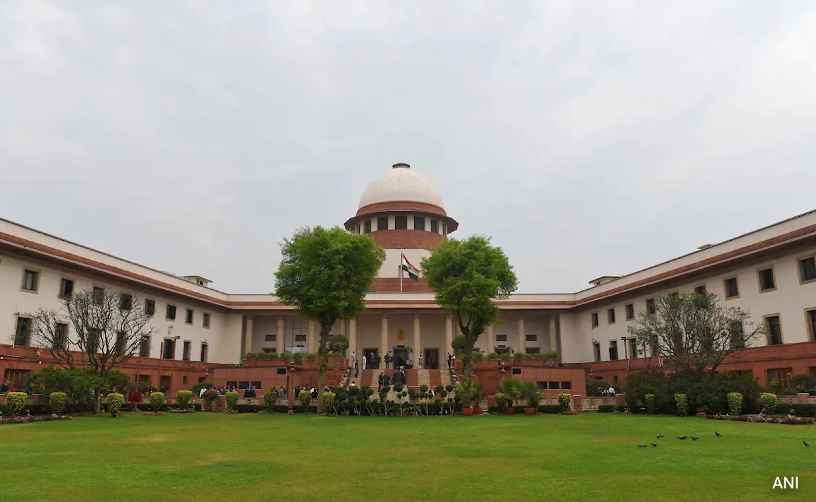 Supreme Court seeks reply from Bengal Governor's office, matter related to University Bill