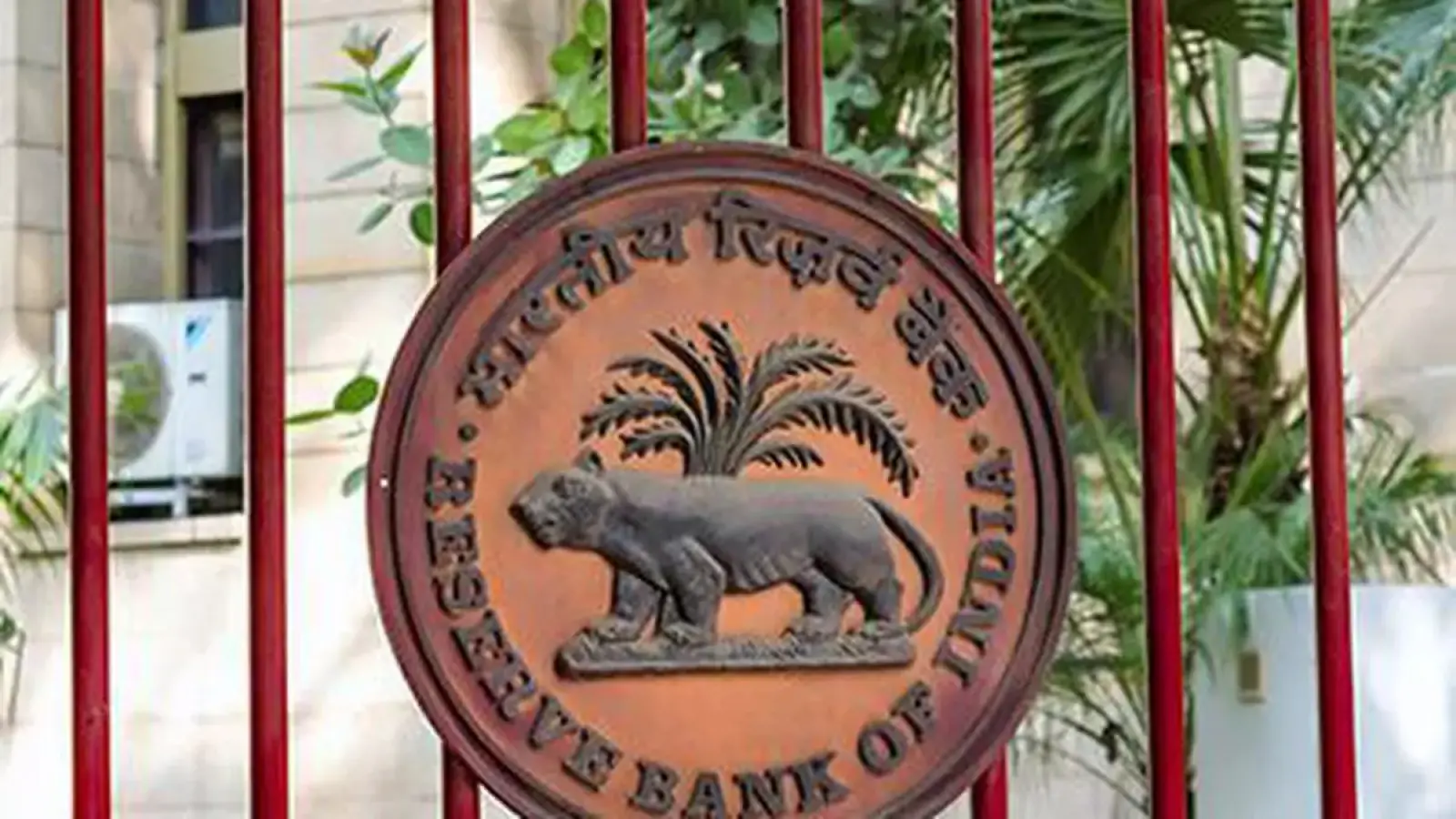 RBI cracks down on bank agents, customers will have to give complete information about loan offers