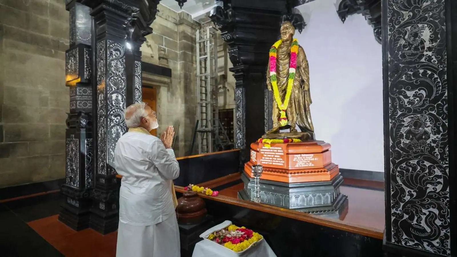 PM Modi started his spiritual journey, reached Vivekananda Rock Memorial after worshiping at Amman Temple