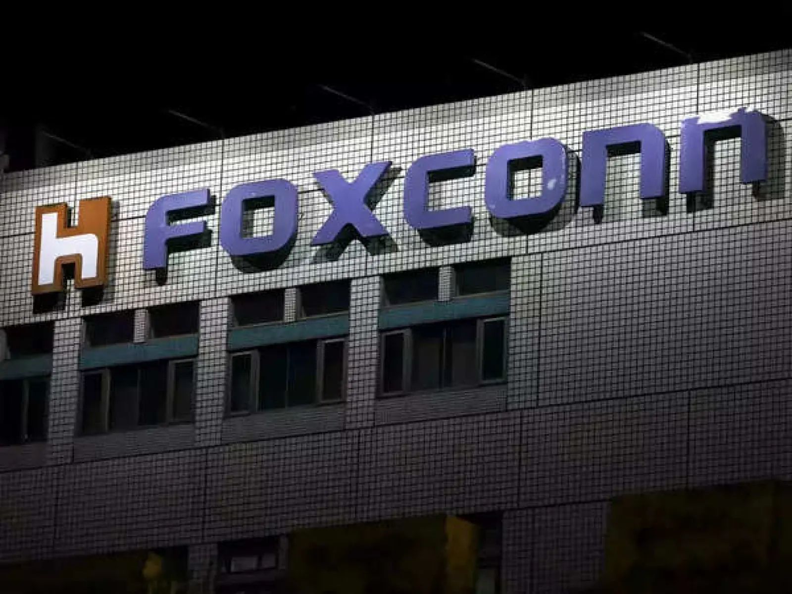 Foxconn, surrounded by controversies, clarified and also told the number of women employees in the company