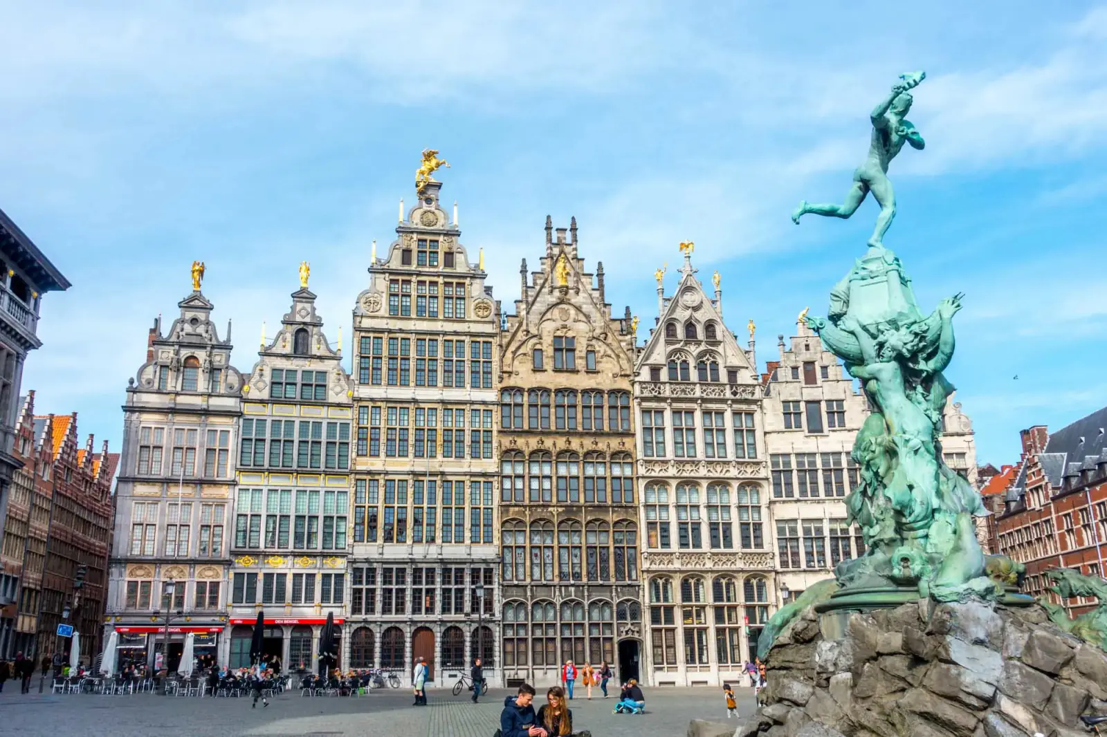 Belgium's Antwerp City Hall is more than 400 years old, many rare artifacts can be seen