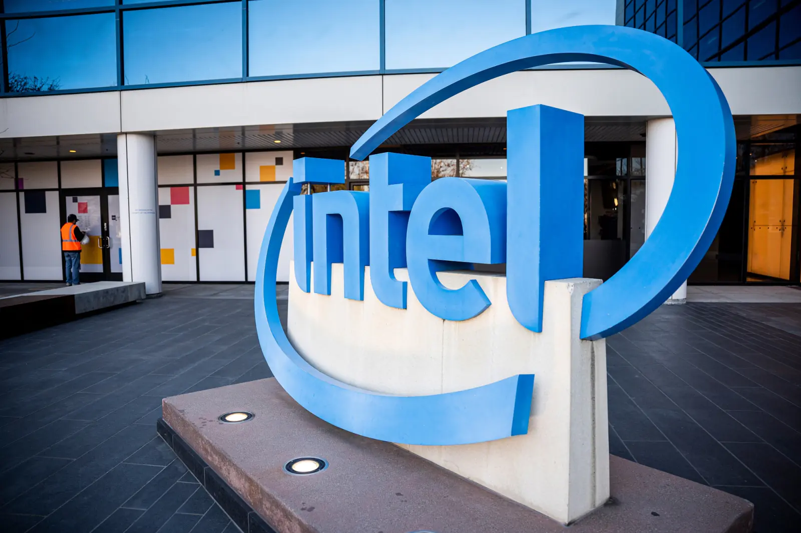 Intel may lay off 18 thousand employees, preparing to cut expenses by $20 billion