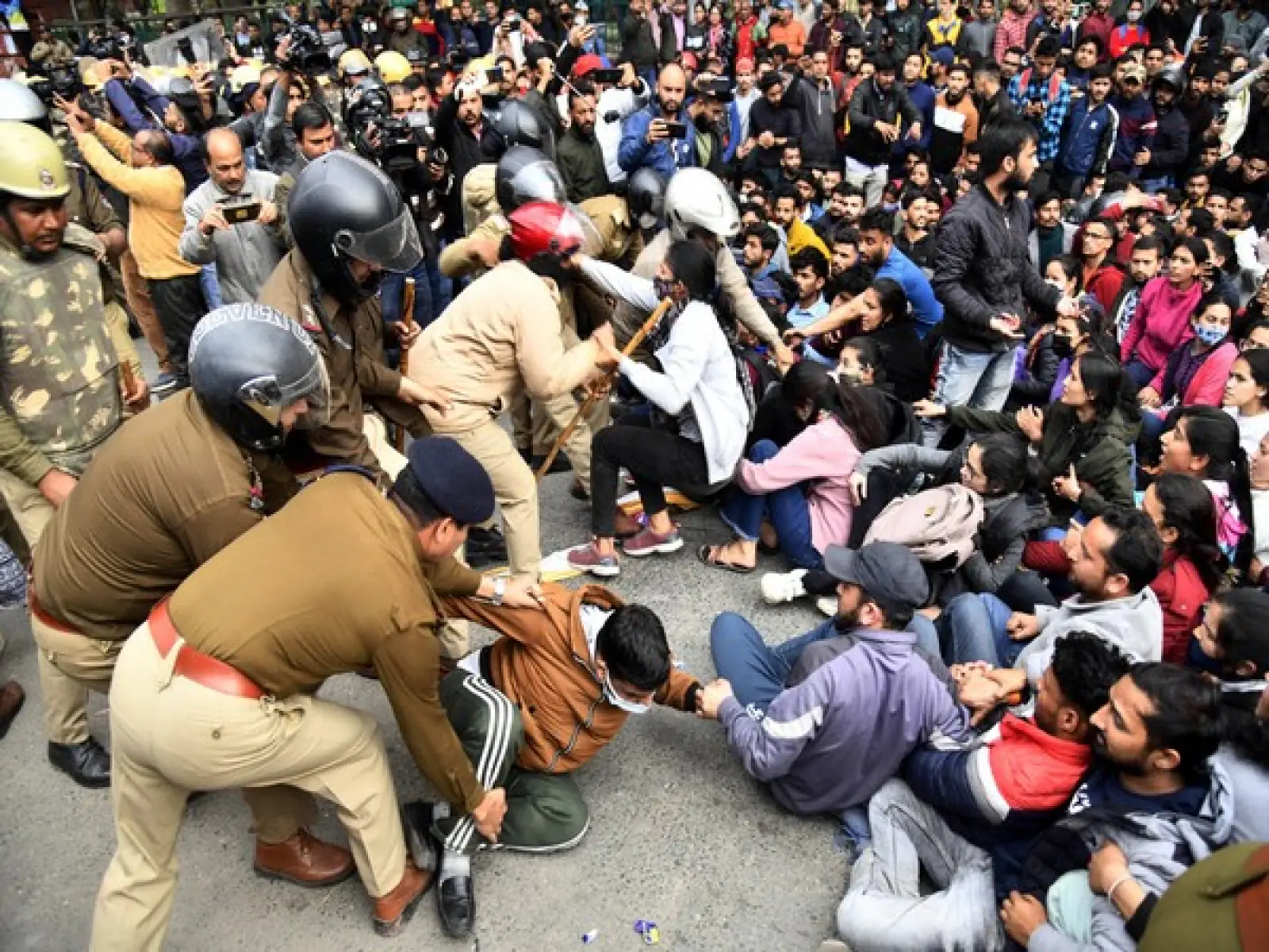 Villagers pelted stones at police in Banswara, 1 constable injured; Protesting against the construction of a nuclear plant