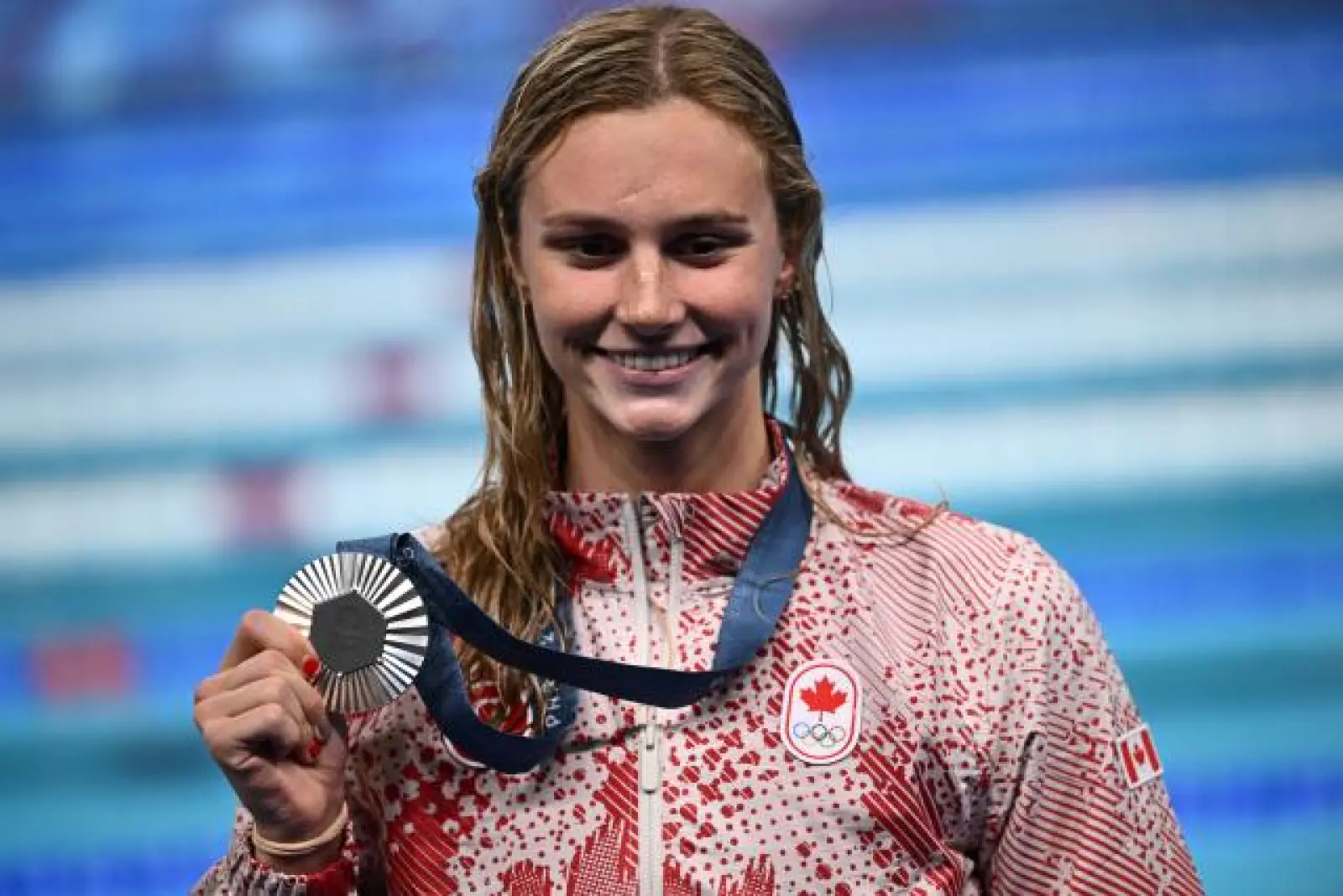 Canadian swimmer Summer McIntosh, 17, wins a gold medal at the 2024 Summer Olympics in Paris; Leaving her idol behind