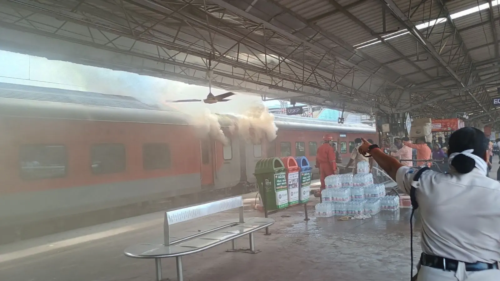 Korba Express standing at the railway station suddenly caught fire, many AC bogies burnt