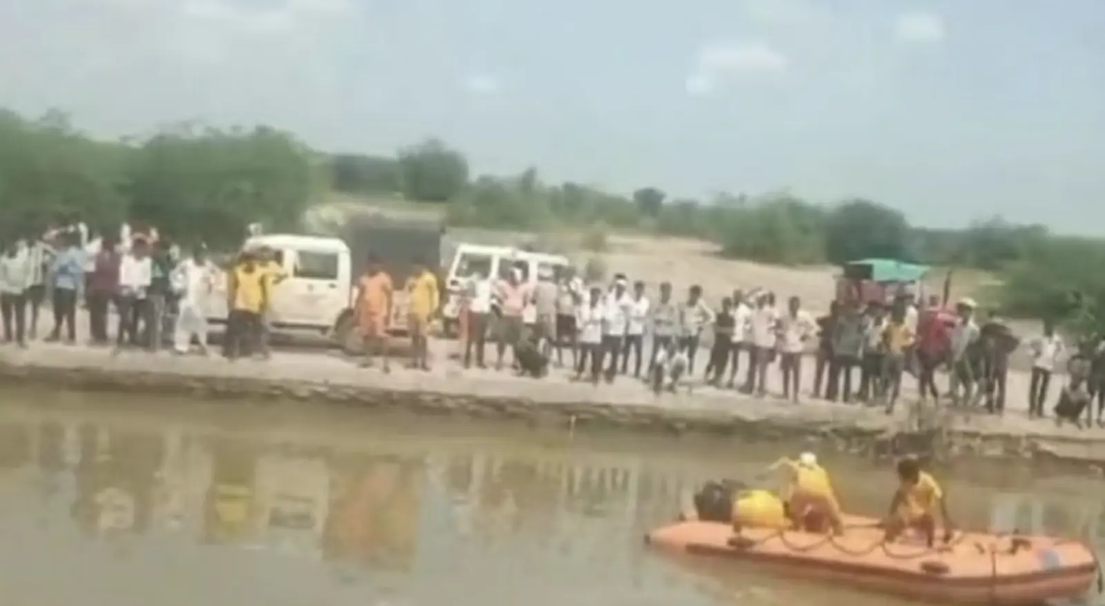 Driver swept away with tractor-trolley on the culvert, was going to Sapotra after filling gravel from Bhuri Pahadi of Banas River