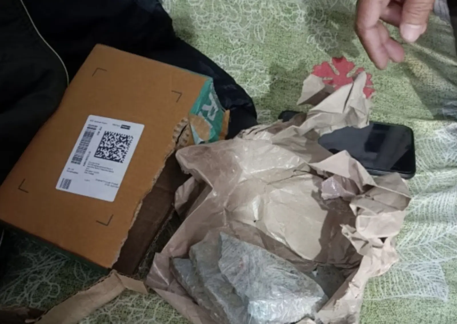 Ordered mobile from Flipkart, was shocked as soon as he opened the delivery packet…then his luck shone like this