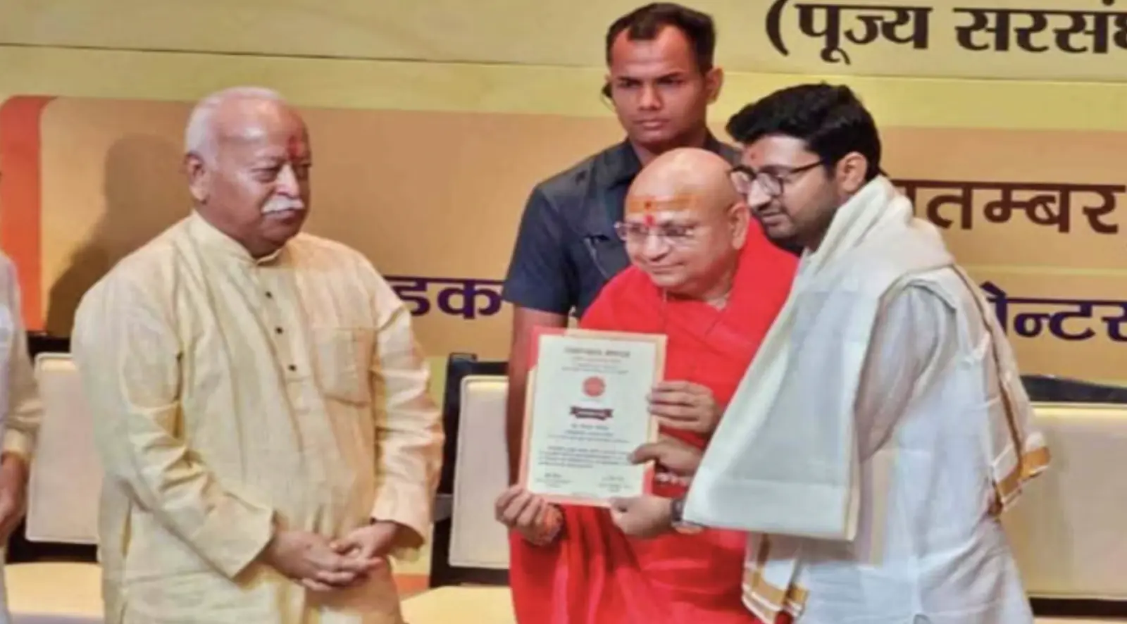 Dr. Deepak Vashishtha of Sirohi honored for Hindi version of Vedas, honored by Sarsanghchalak