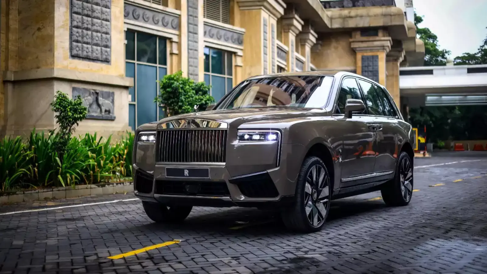 Super-luxury SUV Rolls-Royce Cullinan Series II has arrived in India, which is also the most expensive, know more