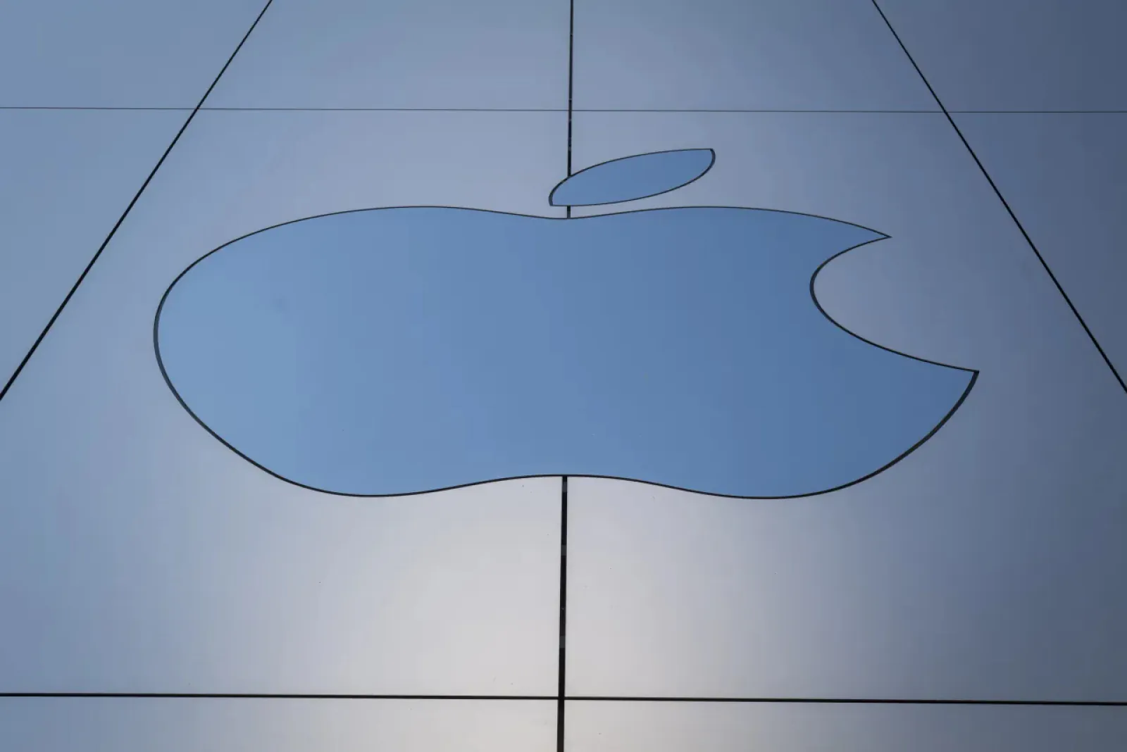 Apple accused of spying on its employees; Know what happened