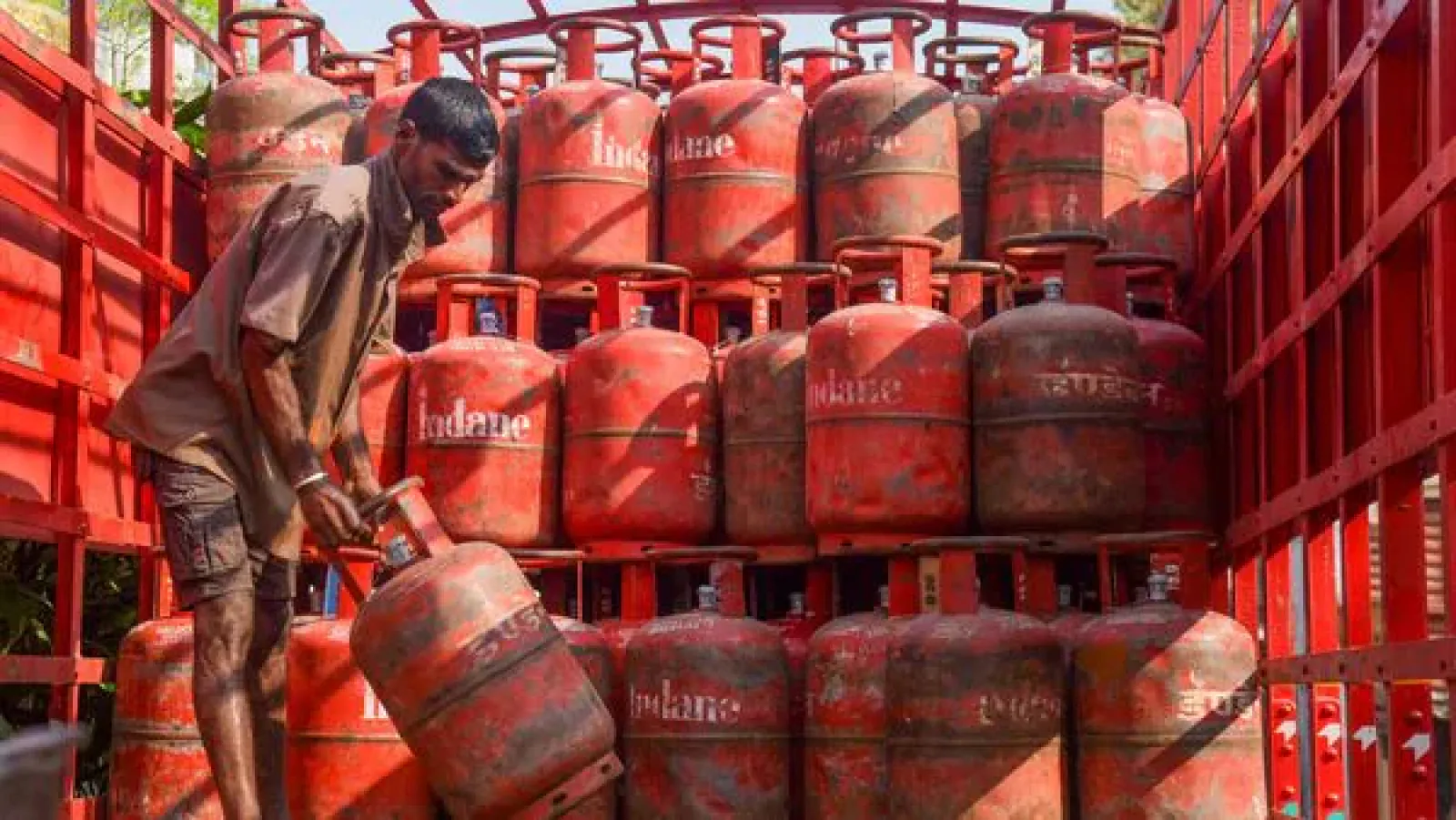 Oil and gas marketing companies announced a cut in LPG cylinder prices from new year