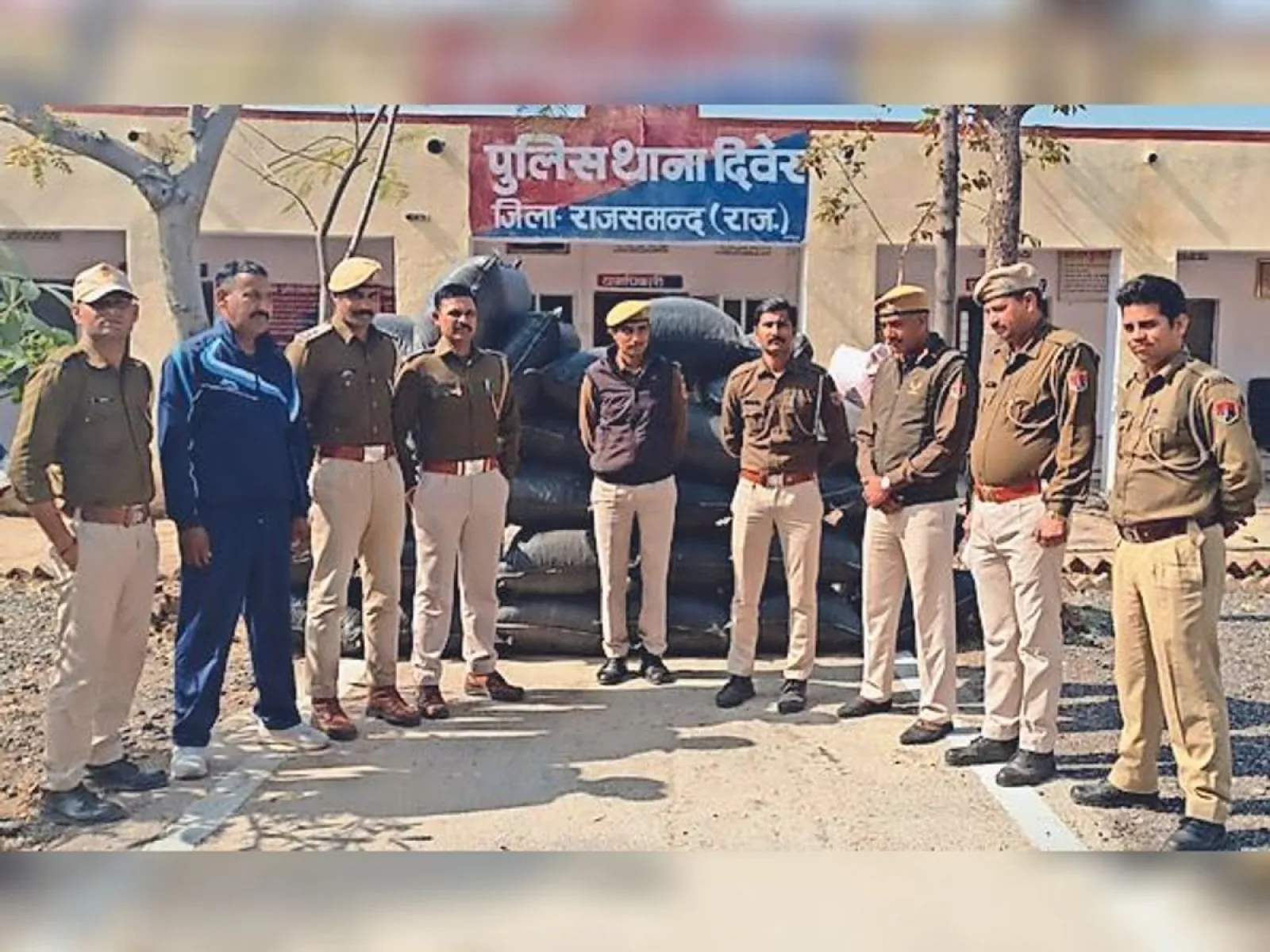 Police punctured and stopped smugglers' vehicle, seized 370 kg of doda chura, smuggler absconded