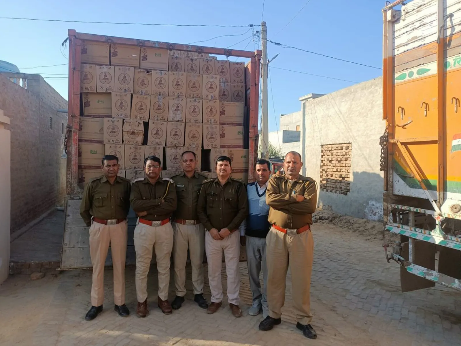 Excise department caught illegal liquor in Nohar of Hanumangarh, truck driver absconded